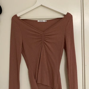 V-ringad tröja  - En väldigt fin topp från NA-KD i storlek Xs men passar även mig med storlek S-M💕 Säljer då den inte kommer till användning längre. Om du vill ha bättre bilder är det bara att höra av dig😊 Köpte den för ca 250kr och säljer för 60. Priset kan diskuteras, kan mötas upp i Stockholm och betalning sker genom Swish 