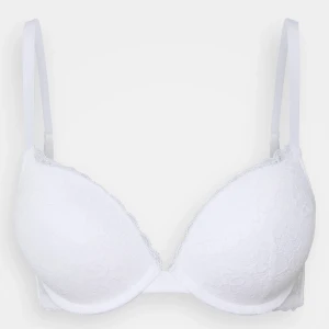 Vit super pushup bh 70C - 🤍jätte fin vit spetsbh i strl 70C, den är stor i storleken! Från Lindex med super pushup! Säljer p.g.a att den aldrig används längre! Finns små tecken på den att den har använts men inget som syns när man har på sig den. Ord. Pris 250kr 💕skriv vid frågor