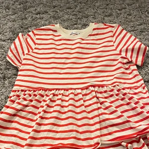 Säljer denna tröja från Zara - Jag säljer denna fina tröja från Zara, har provat den två gånger, Jag säljer denna tröja för att jag aldrig använde den. Den är väldigt bekväm och ny. Skriv om ni är intresserade!❤️ Frakt är  30-50 