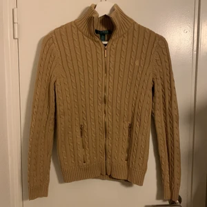 Ralph Lauren stickad tröja  - Trendig Ralph Lauren kofta i härlig vårig färg i fint skick. 100% bomull. Storlek smal. Säljer då den är lite liten för mig. 