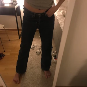 Jeans - Perfekta lågmidjade/mid waisted jeans!