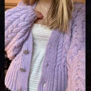Superfin lavenderfärgad kofta i storlek S/XS från Zara. Nypris är minst 400kr och den är helt i nyskick och använd endast fåtal gånger. Hör av er för mer frågor 💗