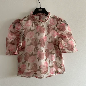 Blommig tyll-topp - Fin top från Vero Moda, blommig, lite tyllaktig med square fit. Inhandlad för ett par år sedan (nypris 349kr) men har aldrig kommit till användning och är alltså i nyskick! Väldigt söt inför sommaren! Kan mötas upp i Lund eller skicka mot fraktkostnad 💗💗
