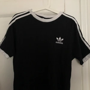ADIDAS T-SHIRT - ADIDAS tisha, aldrig använd. Storlek Medium