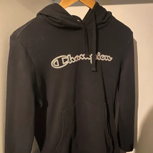 Champion hoodie - Säljer även min svarta hoodie som aldrig kommer till användning. Köpt på stadium 500kr