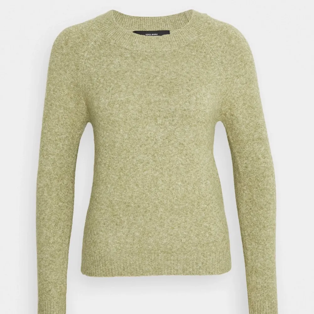En mossgrön stickad tröja från vero Moda. Super mysig och i bra material. Köpt för ett tag sen och Orginalpris är 229.     💥Säljer för 95💥. Stickat.