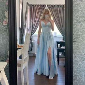 Balklänning - Sjukt snygg balklänning som är köpt från en hemsida som heter LightInTheBox! Den är endast använd 1 gång på min egna bal och den blev inte smutsig eller fick några fläckar från det🙌🏼 Storleken på denna är 32/34, passar mig som brukar bära xs/s och är 164🤍Nypris på den är 1000kr ungefär👌🏼