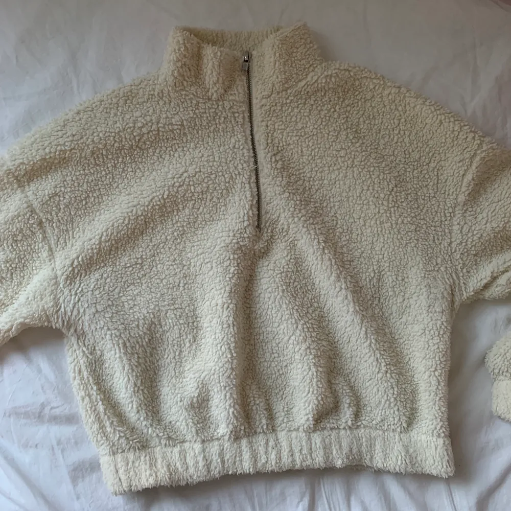 Beige fluffig tröja som är lite croppad och har en dragkedja! Från GinaTricot i storlek M! Frakt tillkommer❤️. Tröjor & Koftor.