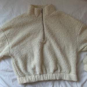 Beige fluffig tröja som är lite croppad och har en dragkedja! Från GinaTricot i storlek M! Frakt tillkommer❤️