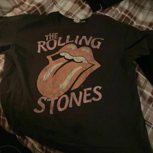 H&M - Säljer denna t-shirt från H&M, säljer pga att jag aldrig använder, har använt den några gånger bara