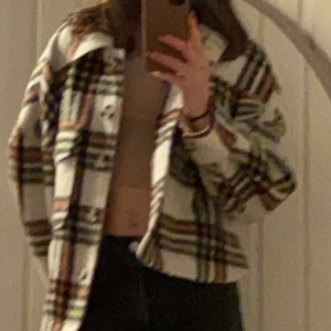 Jacka från Gina Tricot - Superfin jacka som jag köpte för ett tag sen hos Gina Tricot. Endast använd ett fåtal gånger, alltså nyskick. Säljer för 350kr+ frakt!🤎 nypris 799 kr.