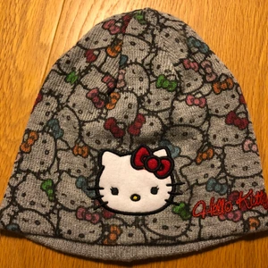 Hello Kitty mössa  - Hello Kitty mössa! Nyligen köpt och endast testad för bilden💓