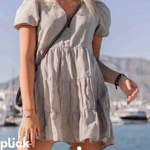 Volangklänning  - Säljer den populära volangklänningen från zara i linne material. Köpte den här på Plick men då tjejen jag köpte den av angav fel storlek är den för liten för mig. Den är superfin men har en fläck på ryggen, inte en tydlig fläck men rätt stor. Fläcken kan nog döljas om man har håret nersläppt. Skriv så får du tydligare bilder🥰