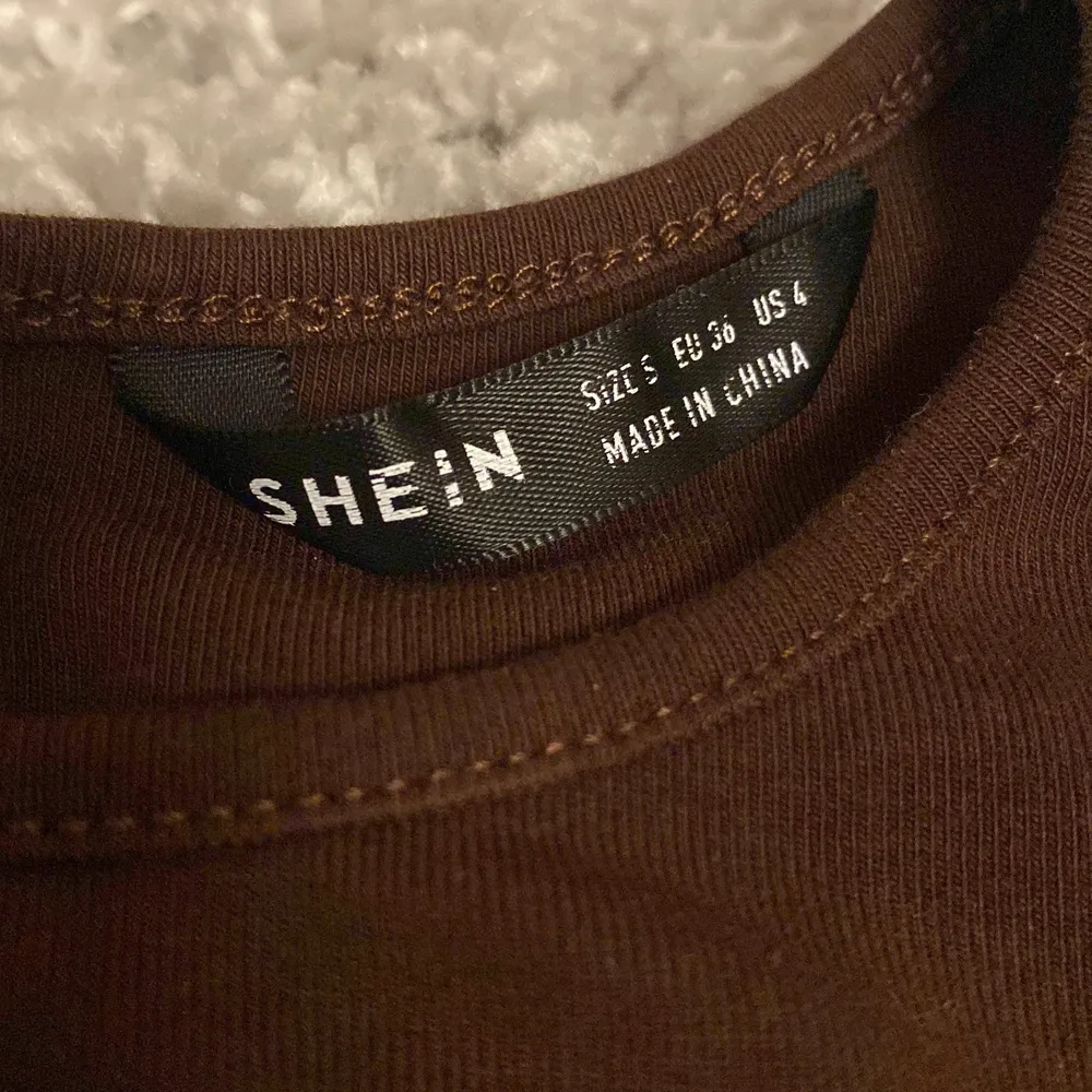 En t-shirt från SHEIN bara andvänd en gång! I gott skick, säljer pga att den var för liten. jag står inte för frakt. Toppar.