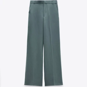 Byxor - Blåa byxor med fickor. Storlek S. Köparen står för frakten! Skicka gärna ett meddelande vid frågor! Pris kan diskuteras!