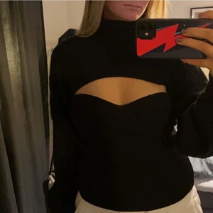 Svarta ärmar från Hm - Superfina svarta ärmar från hm med polokrage. De finns tyvärr inte kvar på hemsidan💕