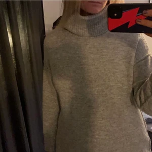 Grå stickad tröja med polokrage - Grå stickad tröja med polokrage från mango, super skön💕