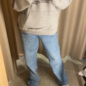 Zara jeans  - Super balla zara jeans, sparsamt använda! Finns lite defekter nedtill på jeansen men det är inte något man märker! Nypris runt 350kr💓