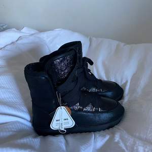 Oanvända moon boots liknande skor 