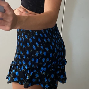 Söt sommarkjol - En söt liten sommardröm som dessvärre inte kommit till användning hos mig. Så därför inte heller använd förutom till bilderna. Den är från bershka och är storlek S! Säljs för 60 kr, köpare står för frakt🎉🎉🎉