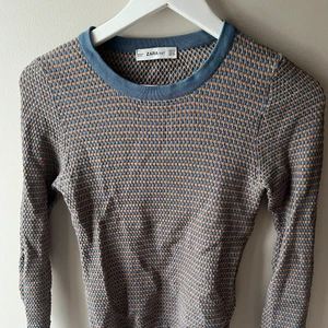Zara tröja - Säljer denna fina zara tröja som inte finns att köpa längre! Står att den är storlek M men sitter definitivt mer som en XS-S! (Färgen gör sig bättre på andra bilden) Har en liten tråd som gått i armen, skriv för bild eller om du har några funderingar!💓