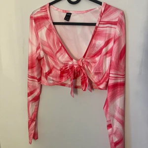 Top - Snyggg top från Shein size S. Aldrig använd så i top skick! 35kr+ frakt. Skickar helst spårbart. PostNord blå påse = tar INTE ansvar för eventuellt postens slarv eller bedrägeri. Skickar helst spårbart :) 