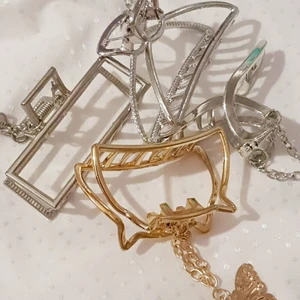 Fjäril Hårklämmor  - *En fjäril kedja hänger på slutet av klämman 🐿️