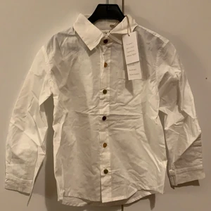 Skjorta - Skjorta i ekologisk bambu med olikfärgade knappar. Helt nytt kollektionsprov 