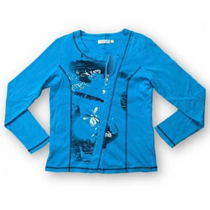 Cool Tröja  - Cool y2k liknande långärmad topp från Signature Experience, storlek S. I toppenskick. Modellen använder vanligtvis storlek S / M och är 169cm lång.  Axel till axel 37cm, Ärm längd 58cm och Byst bredd 45cm. 