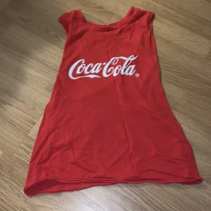 Coca-Cola linne - Säljer mitt ascoola Coca-Cola linne, använd några gånger. Det är väldigt djupa öppningar på sidorna