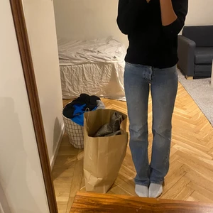 Midwaist jeans - Midwaist jeans från bik bok. De perfekta långa, raka, blå jeansen! Strl 26 (jag är 172)💙