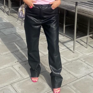 LXA skinnbyxor - Skinnbyxor från LXA i strl M som är sparsamt använda utan några defekter! Jag är 168 cm för jämförelse. Nypris 1099kr! (Första bild är lånad)