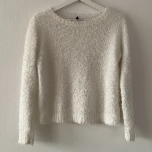 Lurvig vit tröja - Finns också i svart! Vit lurvig tröja som är såå mysig! Passar S-M och är i fint men använt skick. Frakt ingår i priset🥰