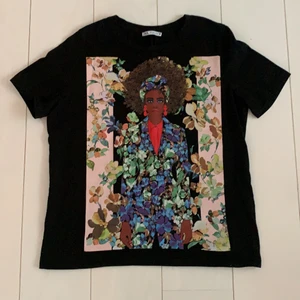 T-shirt med tryck -  fin somrig T-shirt från Zara!🌸Knappt använd och super skick!!💯Jättecoolt att matcha med ett par vita skor och en kjol på sommaren! Nypriset låg runt 200 kr, mitt nypris är 79 kr inkl frakt ifall ni ej kan mötas upp❤️