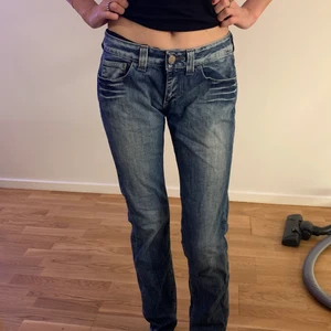 Lågmidjade second hand jeans - Köpta secondhand. Lågmidjade snygga jeans i bra skick. De är raka i benen❤️ de är från crocker i storlek 30/34 men de är snarare en xs/s. Midjemåttet (höftmåttet) är 81 cm och innerbenslängden 83 cm.