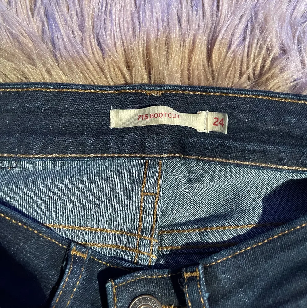 Säljer mina knappt använda jeans ja köpte från Levis för några år sen!! Dem är så fina och i bra kvalitet!! Den ända ”defekten” på byxorna är precis vid slutet av byxan (bild 2 kan ni se om ni kollar noga, det är en liten vit fläck) men jag kan tvätta dem innan jag skickar iväg dem! Kan tyvärr inte skicka bild på hur den sitter på mig då den är alldeles för liten, men har referens bilder ❣️ Jag är 164,5 ungefär och L32 är ner till fötterna på mig! Fråga mig om de skulle va nått mer ni undra!! . Jeans & Byxor.