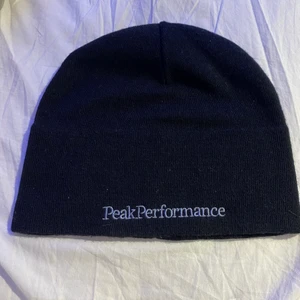 Peak Performance Mössa - Säljer denn Peak Mössa som är i bra skick. De är en one size storlek