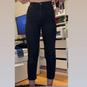 Gina Jeans - Säljer dessa gina jeans som heter Comfy mom och är från deras”perfect jeans” kollektion, de är i fint skick och säljer pga att jag inte gillar att de slutar så högt, köpta för 500kr väldigt stretchiga! Köparen står för frakten!