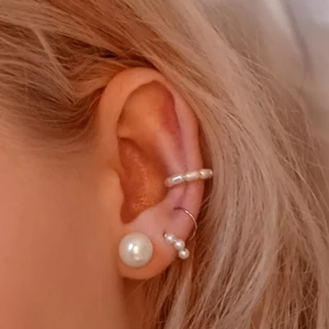 NYHET SB Earclimber 2 in 1 Aurora Silver - Simply Beautiful Earclimber 2 in 1 Aurora Silver är ett, egentillverkat smycke, perfekt för dig som vill få ett extra hål i örat utan att faktiskt ta det. Med sin anpassbara form och metall fri från både nickel och andra tungmetaller är den perfekt för alla. Kontakta gärna vid frågor och kom även ihåg att vid köp meddela om det är för höger eller vänster öra💖💖                1 för 79 kr eller 2 för 129 kr! Finns även i Guld!