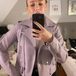 Lila skinnjacka  - Snälla hur snygg? Säljer pga att jag köpte hem 2. storlek S/36 och dunder fin till vår 😍