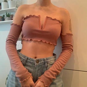 Off shoulder tröja - Rosa/beige offshoulder tröja med långa ärmar. Superbra skick men har inte kommit till använding 🥰