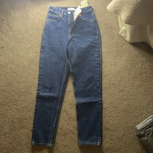 Zara jeans  - Zara mom jeans aldrig använda! Prislappen kvar, nypris runt 300kr💓