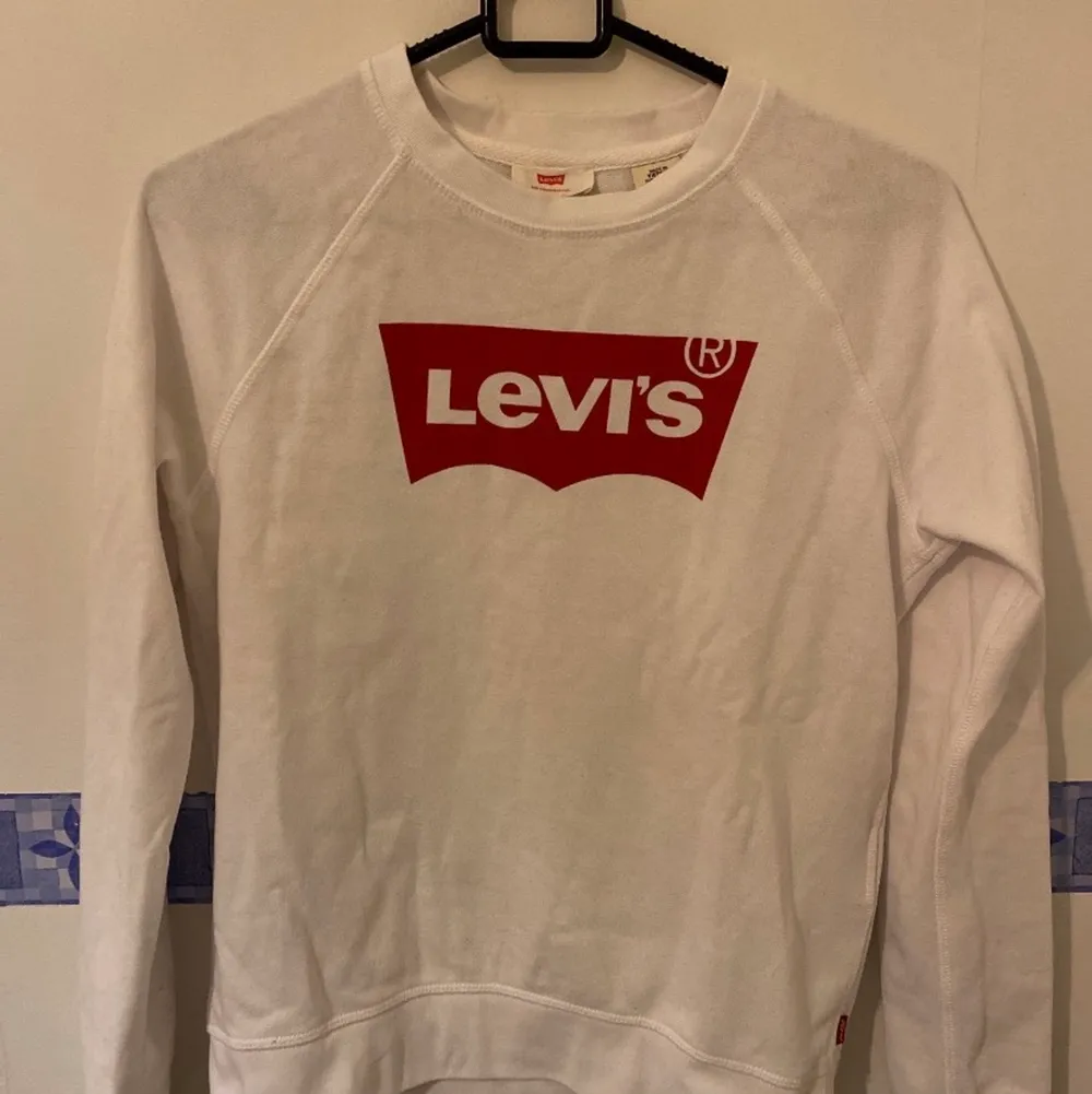 Vit och fin tröja i sweatshirt material från Levi’s  Storlek xs dam. Tröjor & Koftor.