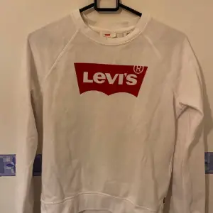 Vit och fin tröja i sweatshirt material från Levi’s  Storlek xs dam