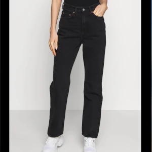 Weekday row jeans  - Säljer dessa svarta jeansen från weekday i modellen row/rowe. De är superfint skick men säljer då jag inte använder. Nypris är 500kr. Säljer för 300 men pris kan diskuteras. Storlek W25L32. De får över skorna på mig som är 164cm lång. De är supersköna