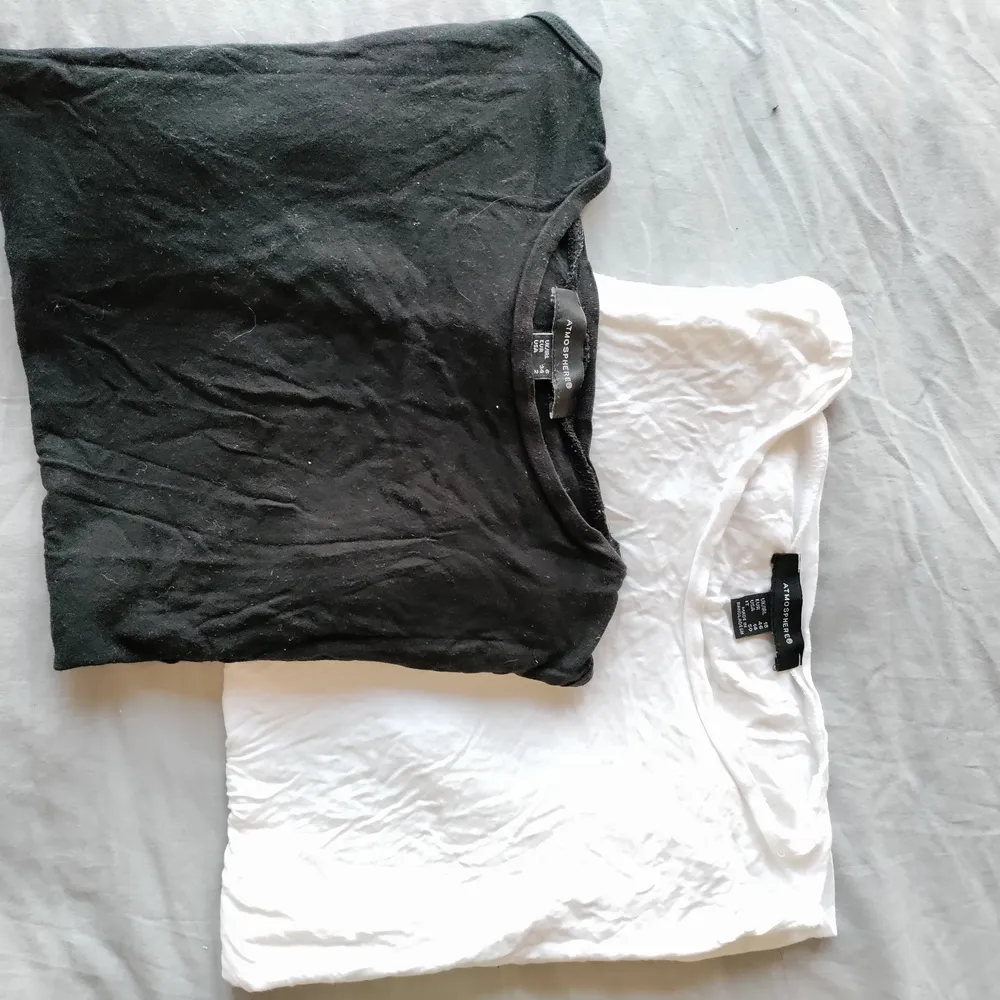 En vit & en svart t-shirt utan axel, 20 kr/St eller båda för 30 kr . Skjortor.