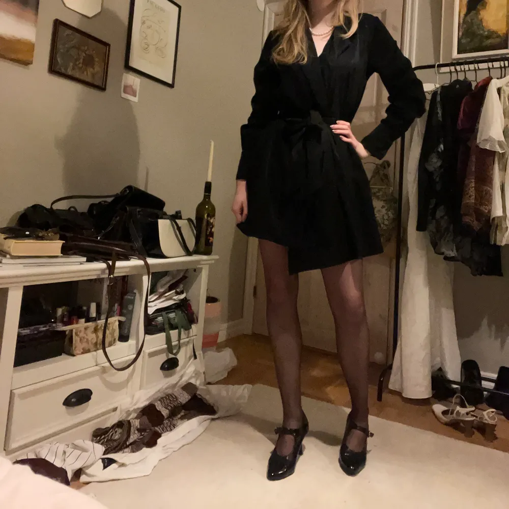 Snygg kimono/klänning i svart siden - blixten gör att den ser lite grådassig ut på bilden men den är helt svart i verkligheten! Storlek S och mycket sparsamt använda så i jättefint skick! Fraktas mot fraktkostnad eller så möts vi upp i Malmö eller Lund! 💕. Mekot.