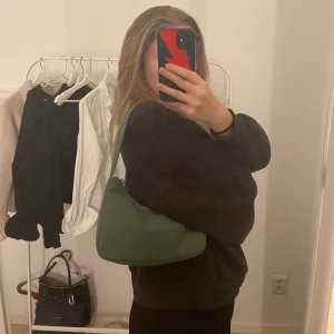 Grön väska - Grön väska från gina tricot! Säljer då den inte kommer till användning💚 väldigt bra skick