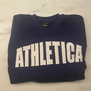 Mörkblå sweatshirt - slutsåld i butik  - Skön och snygg sweatshirt. Använd endast en gång. 