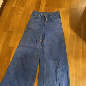 Säljer ett par weekday jeans jag hitta på secondhand i modellen beat. Dom är i storlek 24/30. 100 + frakt❣️ skriv för info eller bilder 
